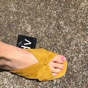 Mustard yellow dolce vita sandal